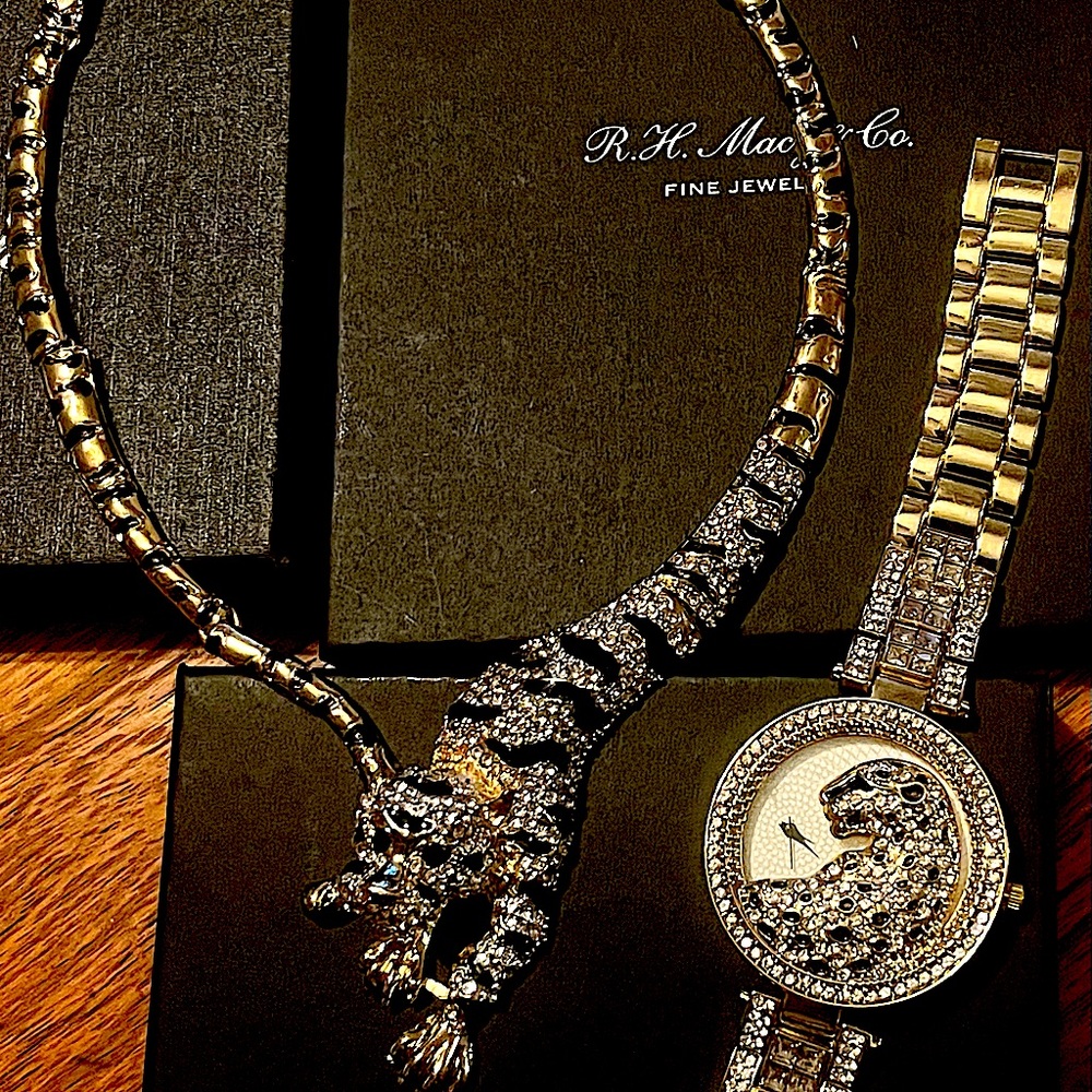 Women’s Leaopard Necklace and watch Set. Stainless steel and cubic.